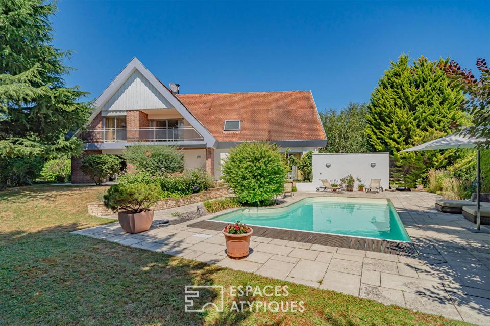 Maison d'architecte contemporaine avec piscine et jardin paysagé