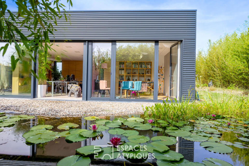 Propriété contemporaine écologique à usage mixte et son jardin paysager