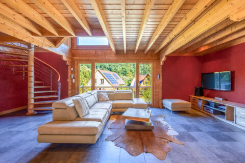 Maison en bois et sa piscine en bordure de forêt