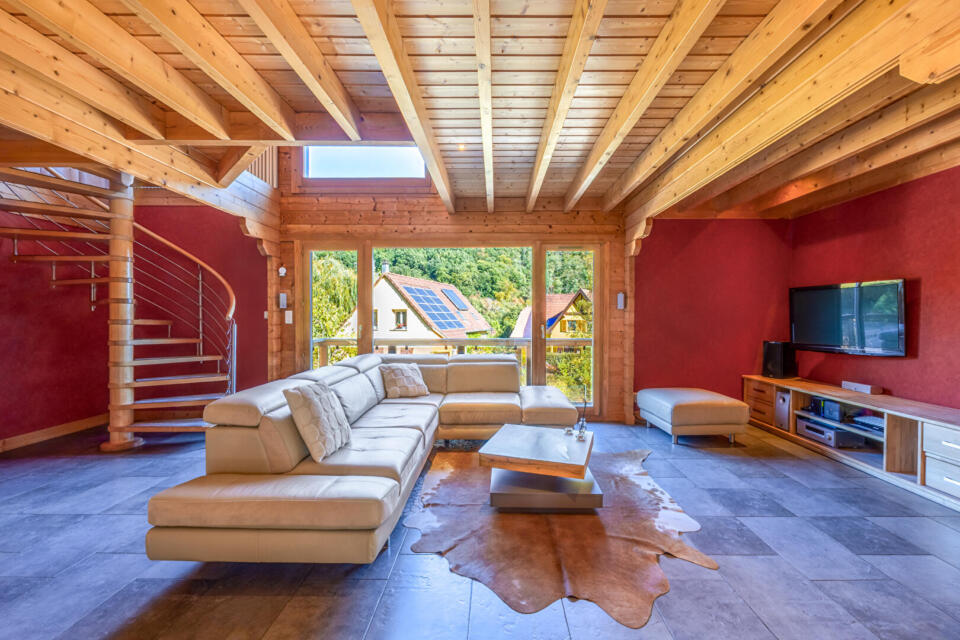 Maison en bois et sa piscine en bordure de forêt
