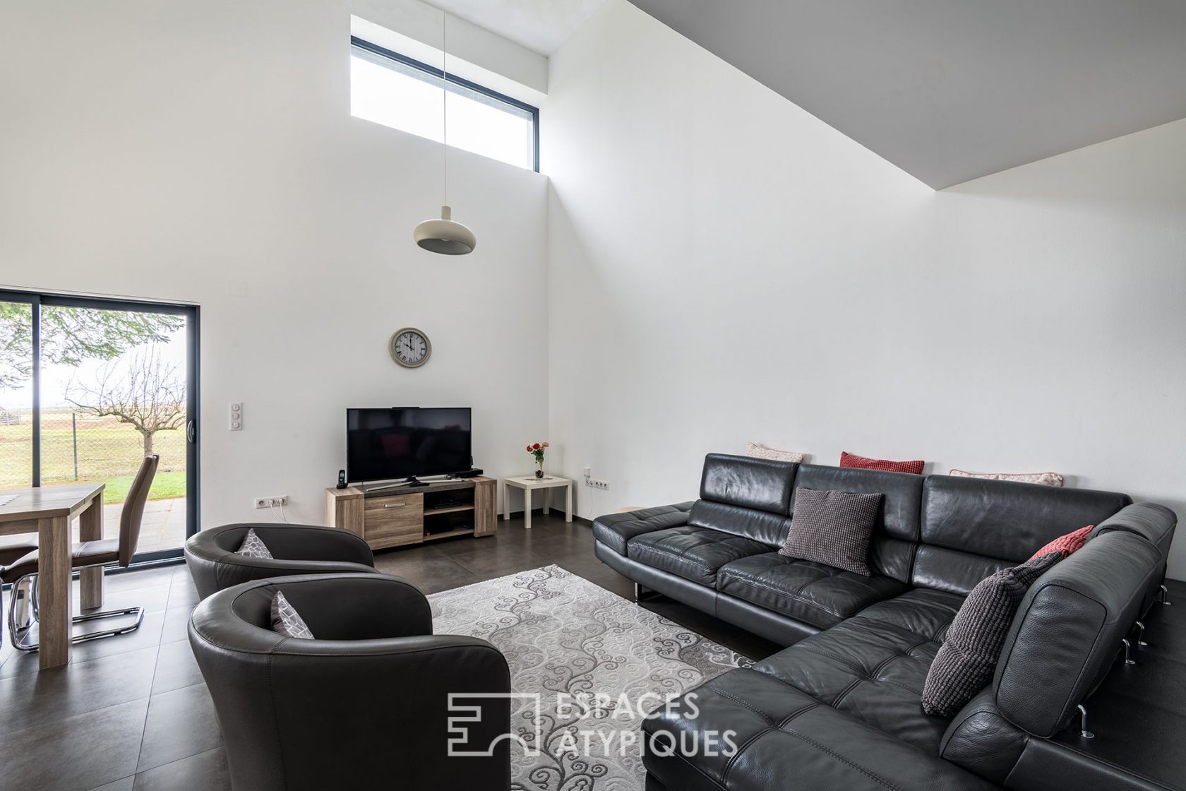 Contemporary and its cathedral living room
