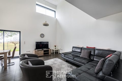Contemporary and its cathedral living room