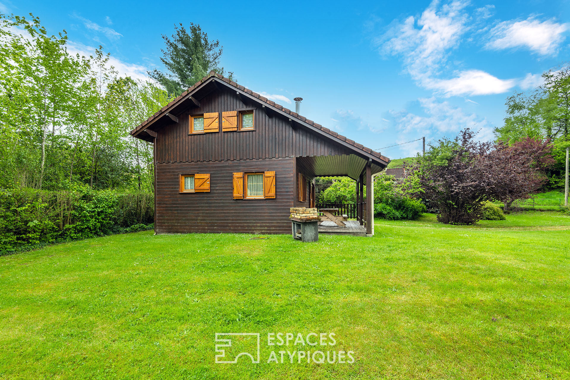 Vente Chalet en bois et son étang en pleine nature à SAINT BENOIT LA CHIPOTTE 70 m2 Espaces