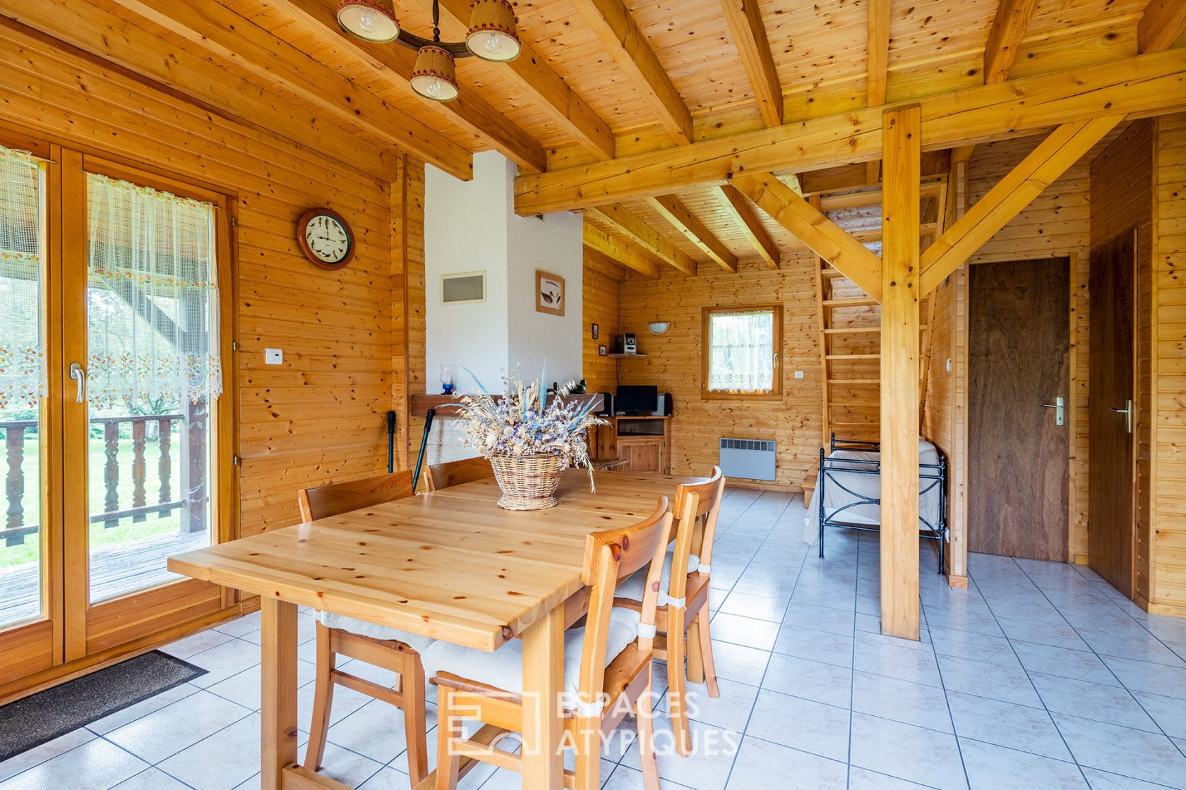 Chalet en bois et son étang en pleine nature