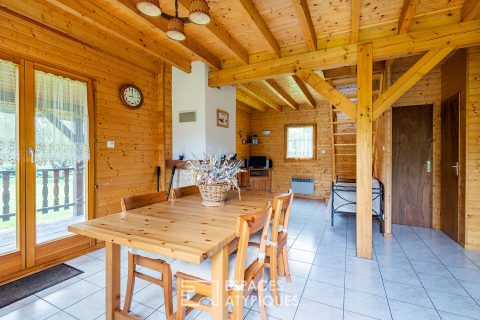 Chalet en bois et son étang en pleine nature