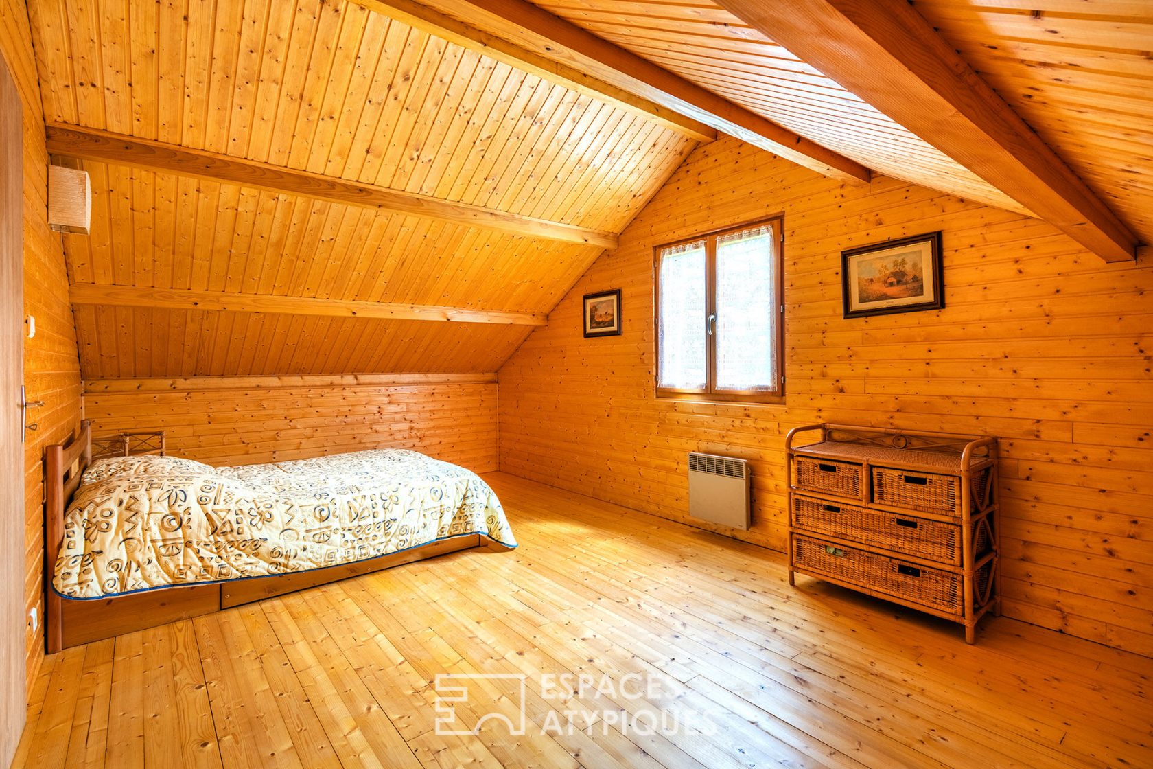 Chalet en bois et son étang en pleine nature