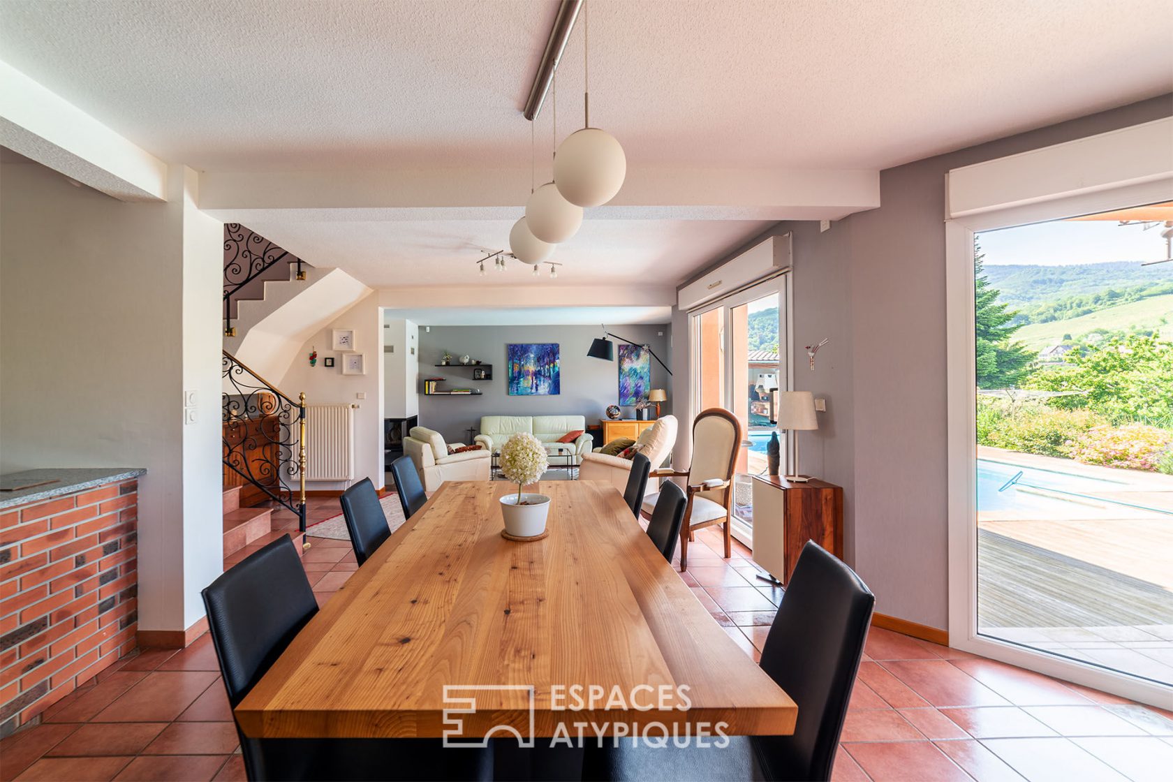 Maison d’architecte avec piscine et vue sur le vignoble