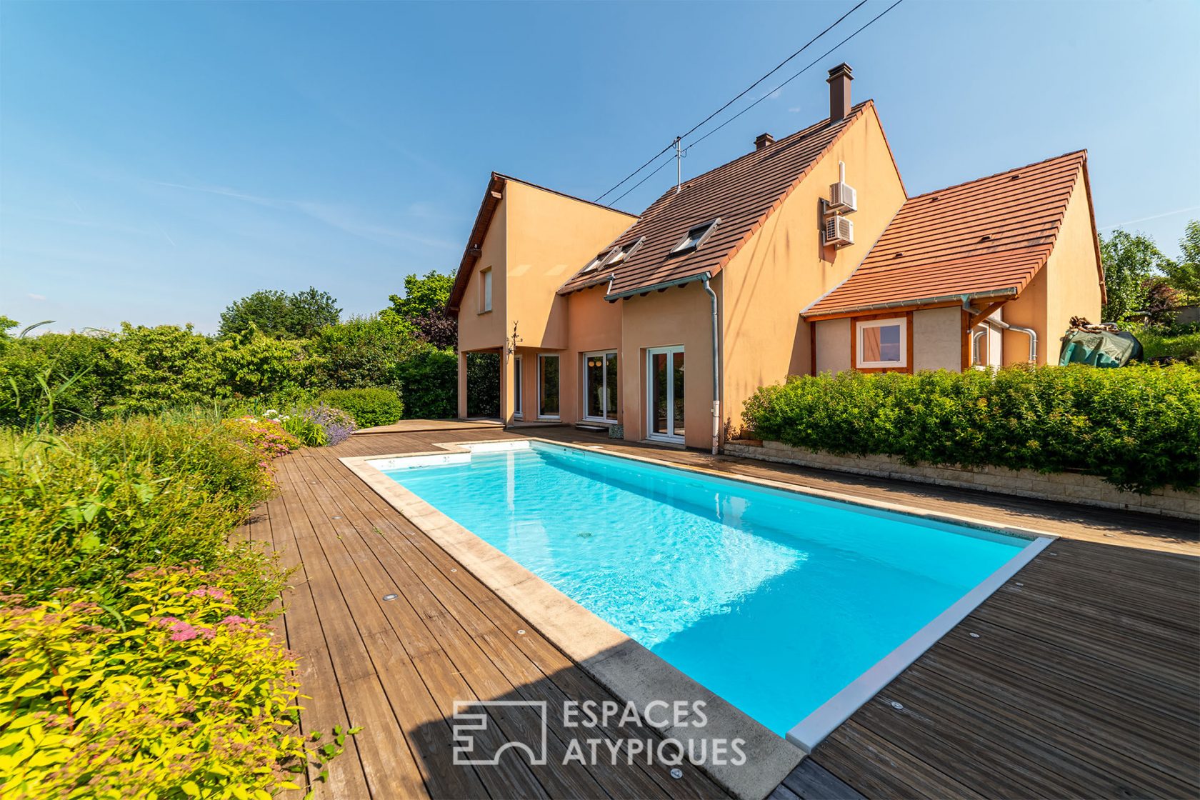 Maison d’architecte avec piscine et vue sur le vignoble