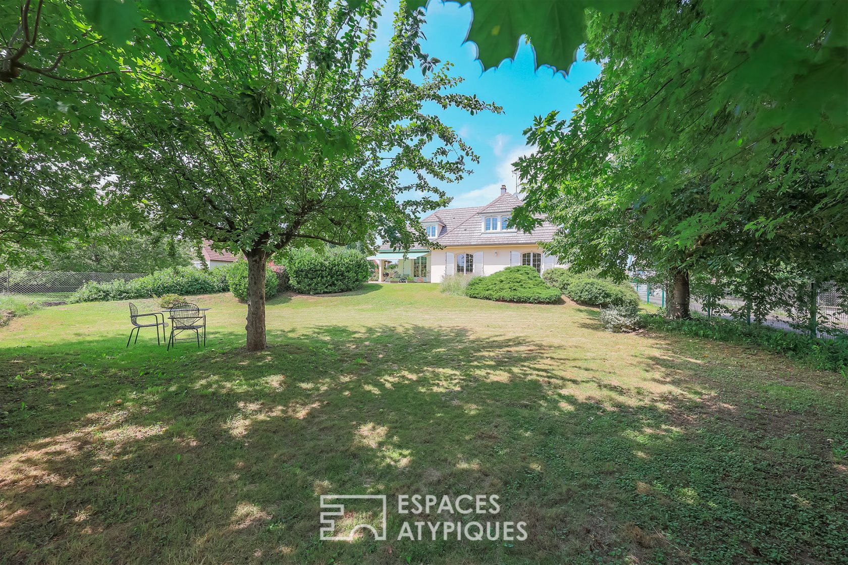 Family house and its garden