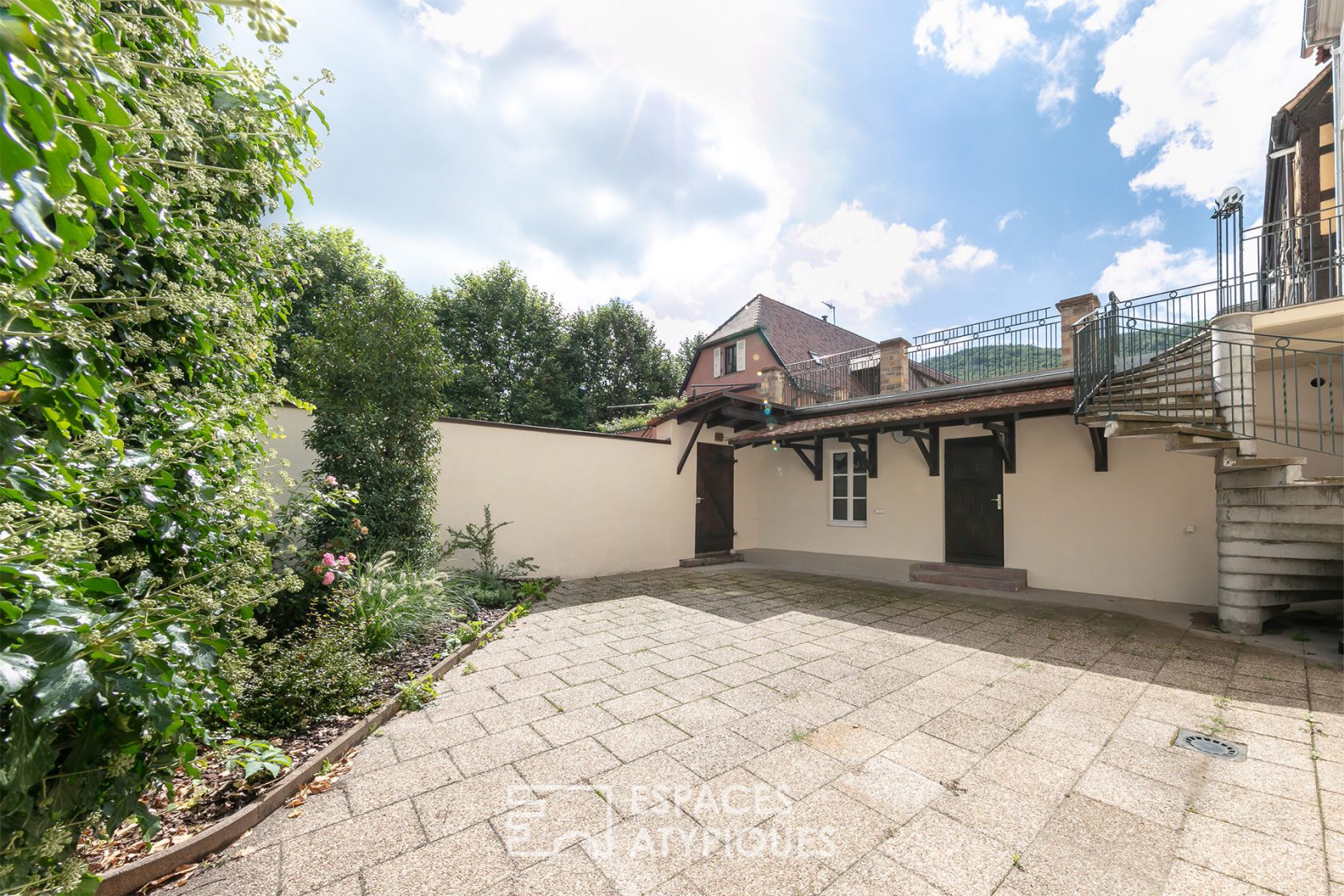 Character flat renovated by an architect with terrace and private courtyard