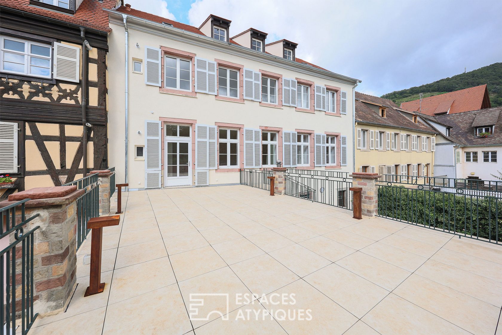 Character flat renovated by an architect with terrace and private courtyard