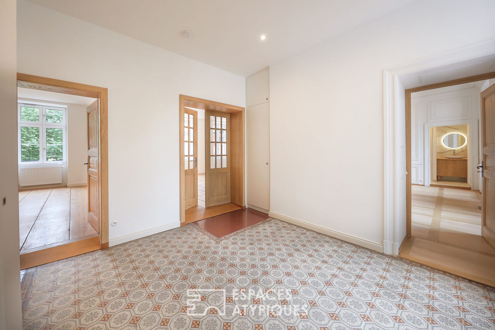 Character flat renovated by an architect with terrace and private courtyard