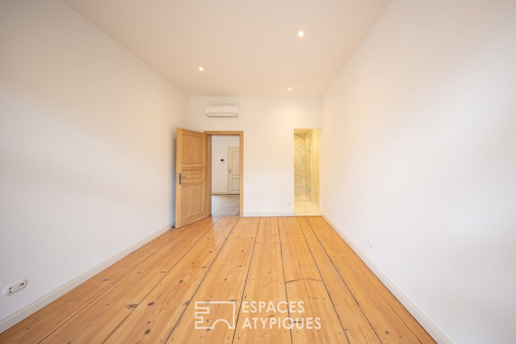 Character flat renovated by an architect with terrace and private courtyard