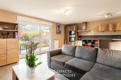 Contemporary flat and its garden