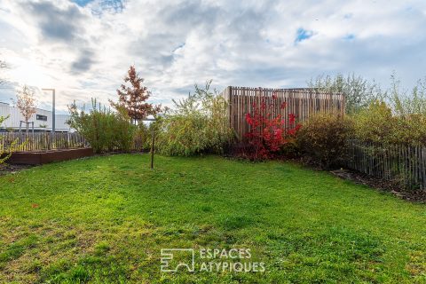 Contemporary flat and its garden