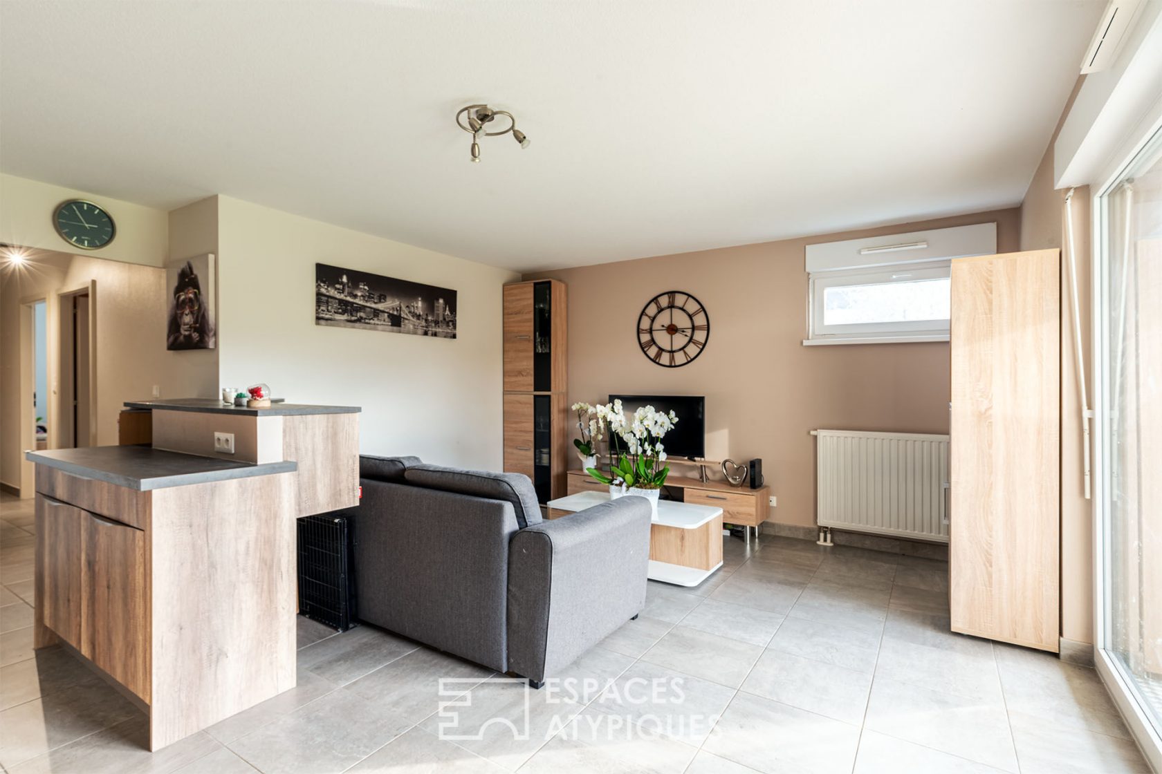 Contemporary flat and its garden