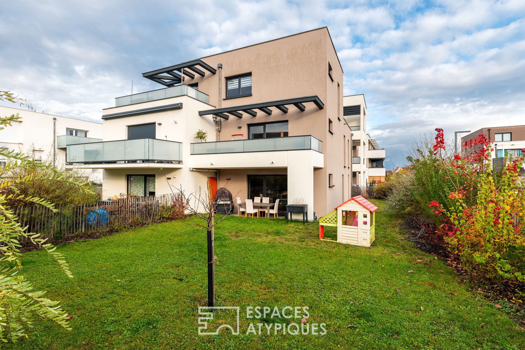 Contemporary flat and its garden