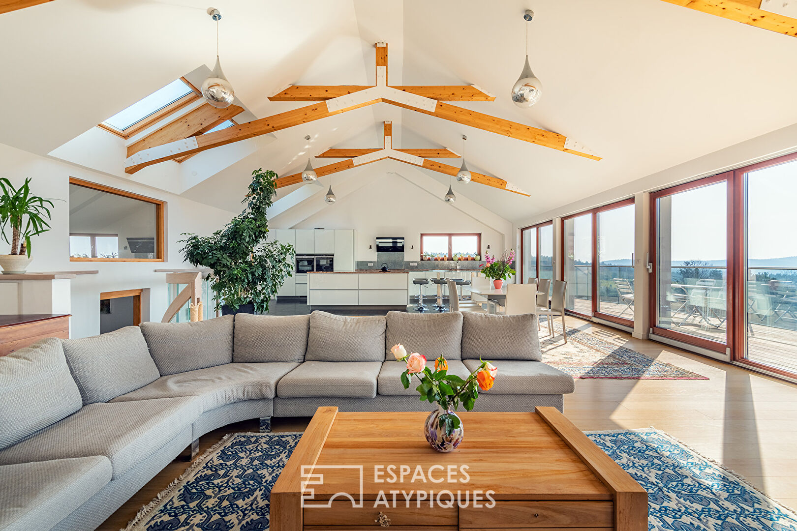 Bioclimatic villa perched in the heart of nature