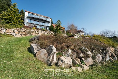 Bioclimatic villa perched in the heart of nature
