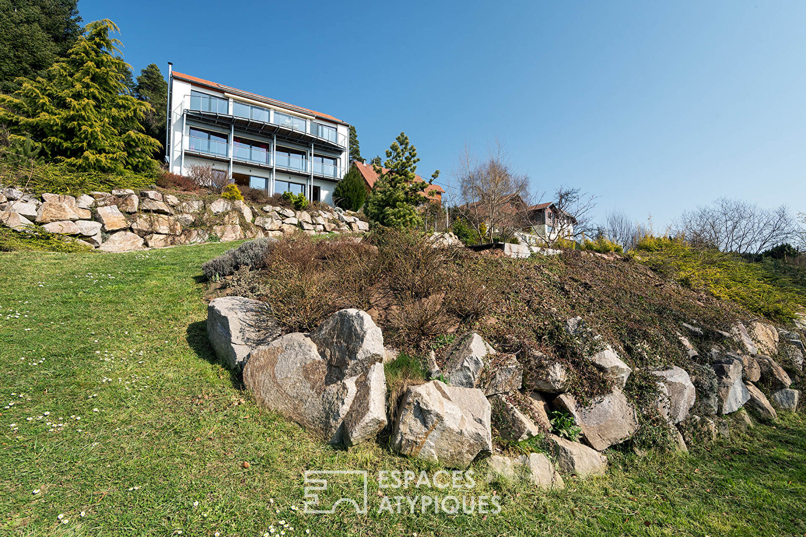 Bioclimatic villa perched in the heart of nature