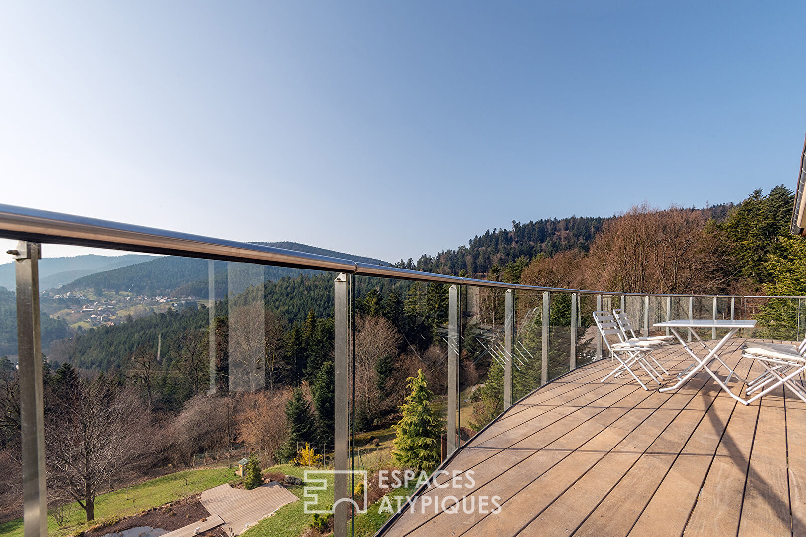 Bioclimatic villa perched in the heart of nature