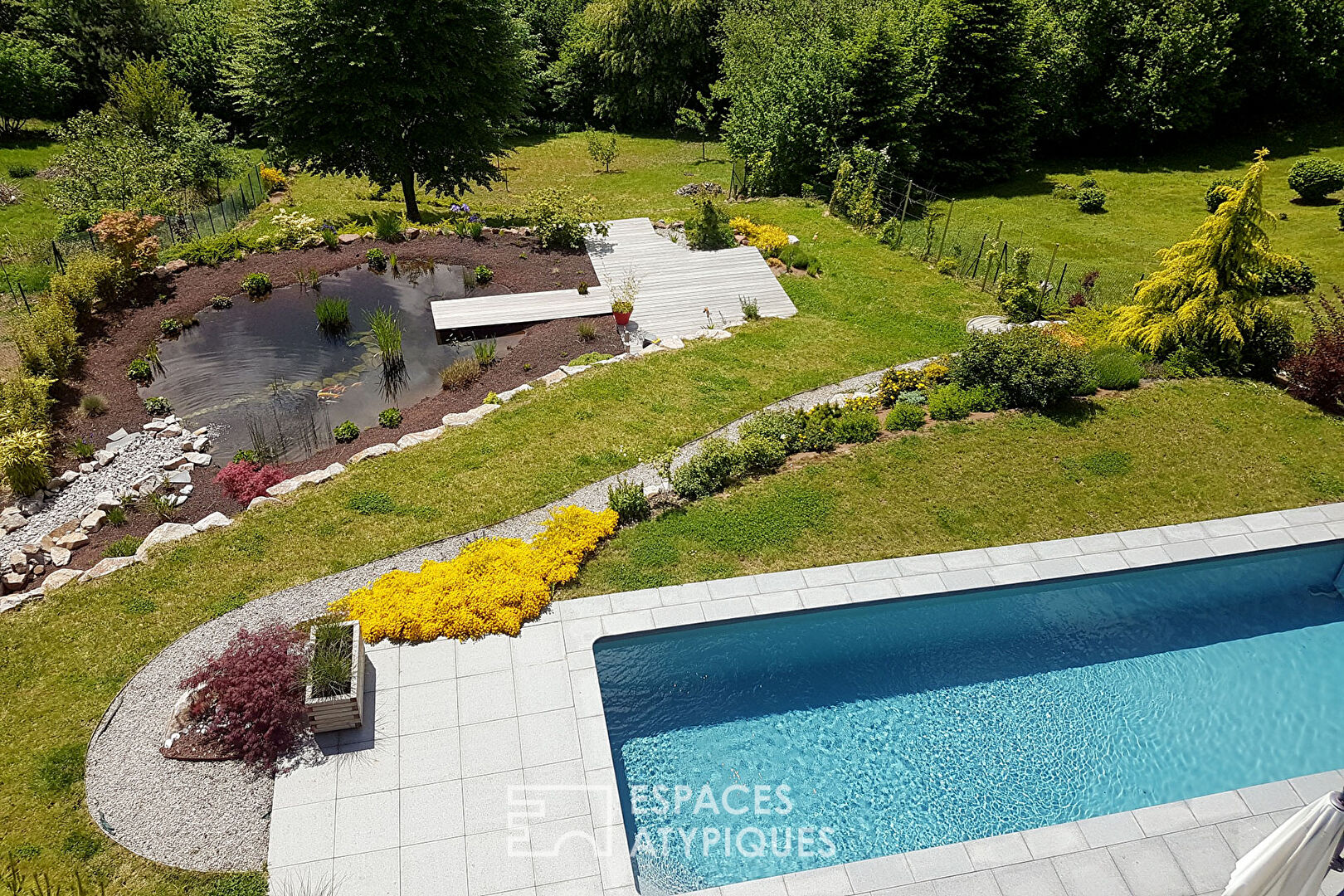 Bioclimatic villa perched in the heart of nature