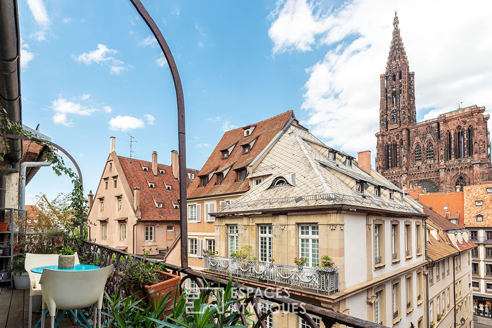 Charming cocoon and its terrace with a view of the Cathedral