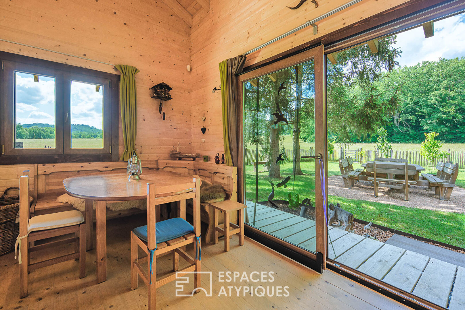 Chalet ressourçant en lisière de forêt