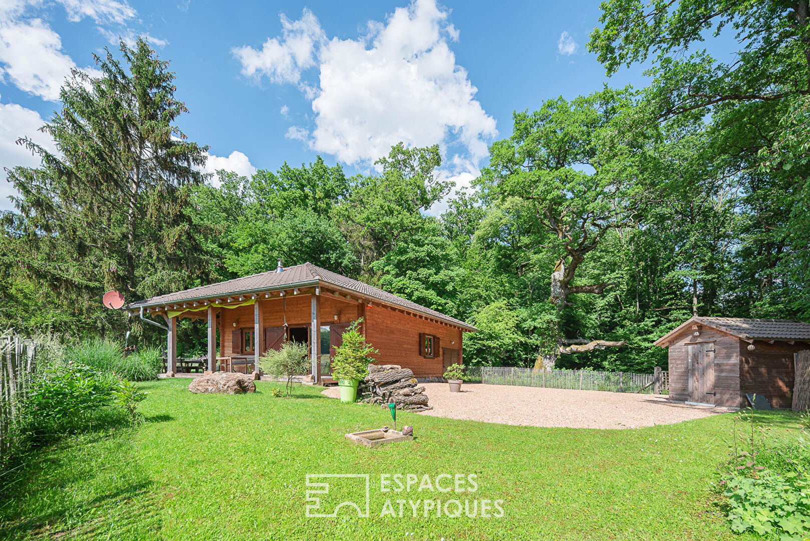 Chalet ressourçant en lisière de forêt