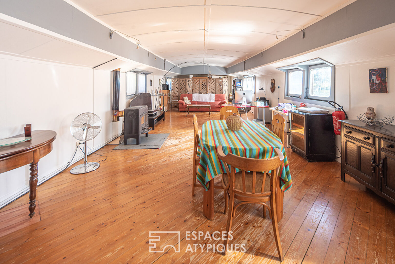 Freycinet barge and its open-air terrace