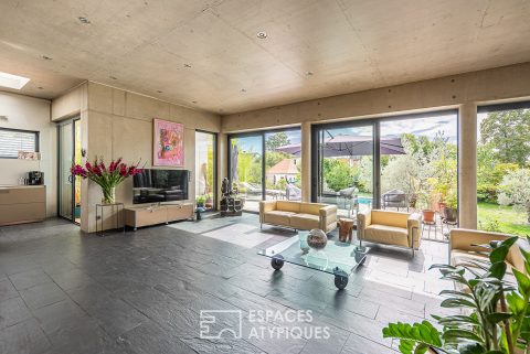 Contemporary villa with swimming pool