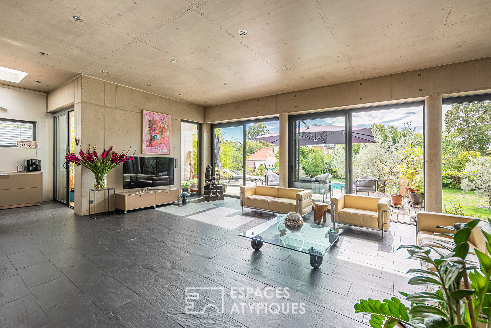 Contemporary villa with swimming pool