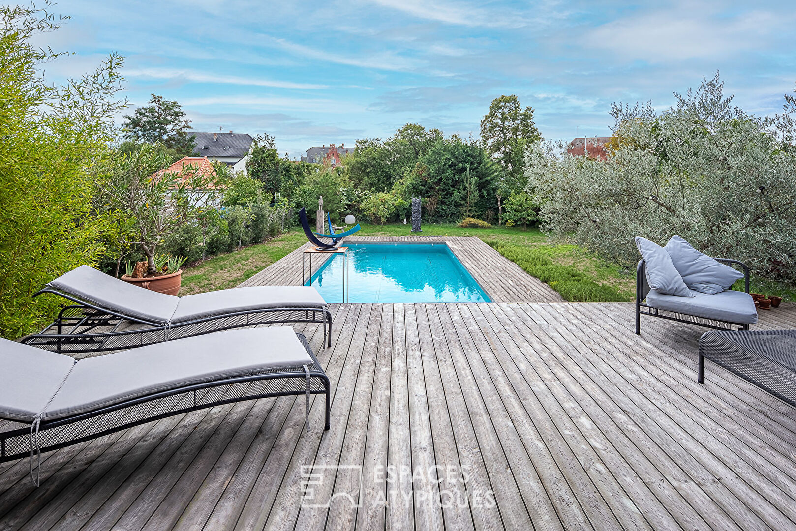 Contemporary villa with swimming pool