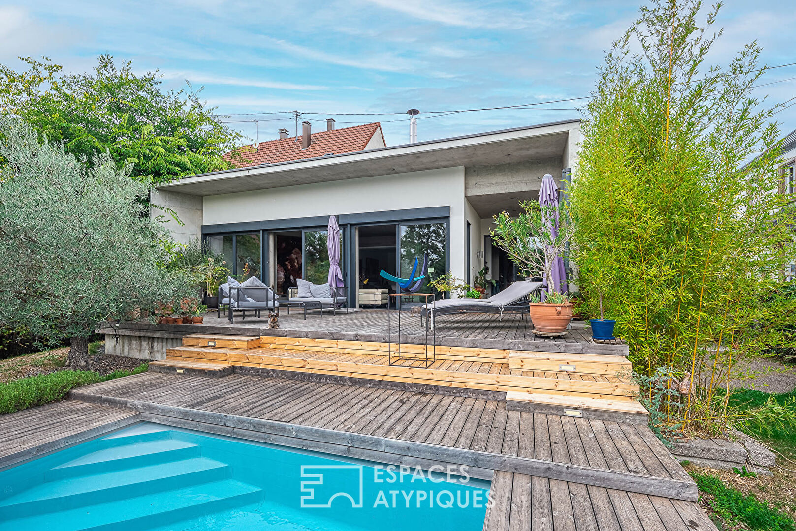 Contemporary villa with swimming pool