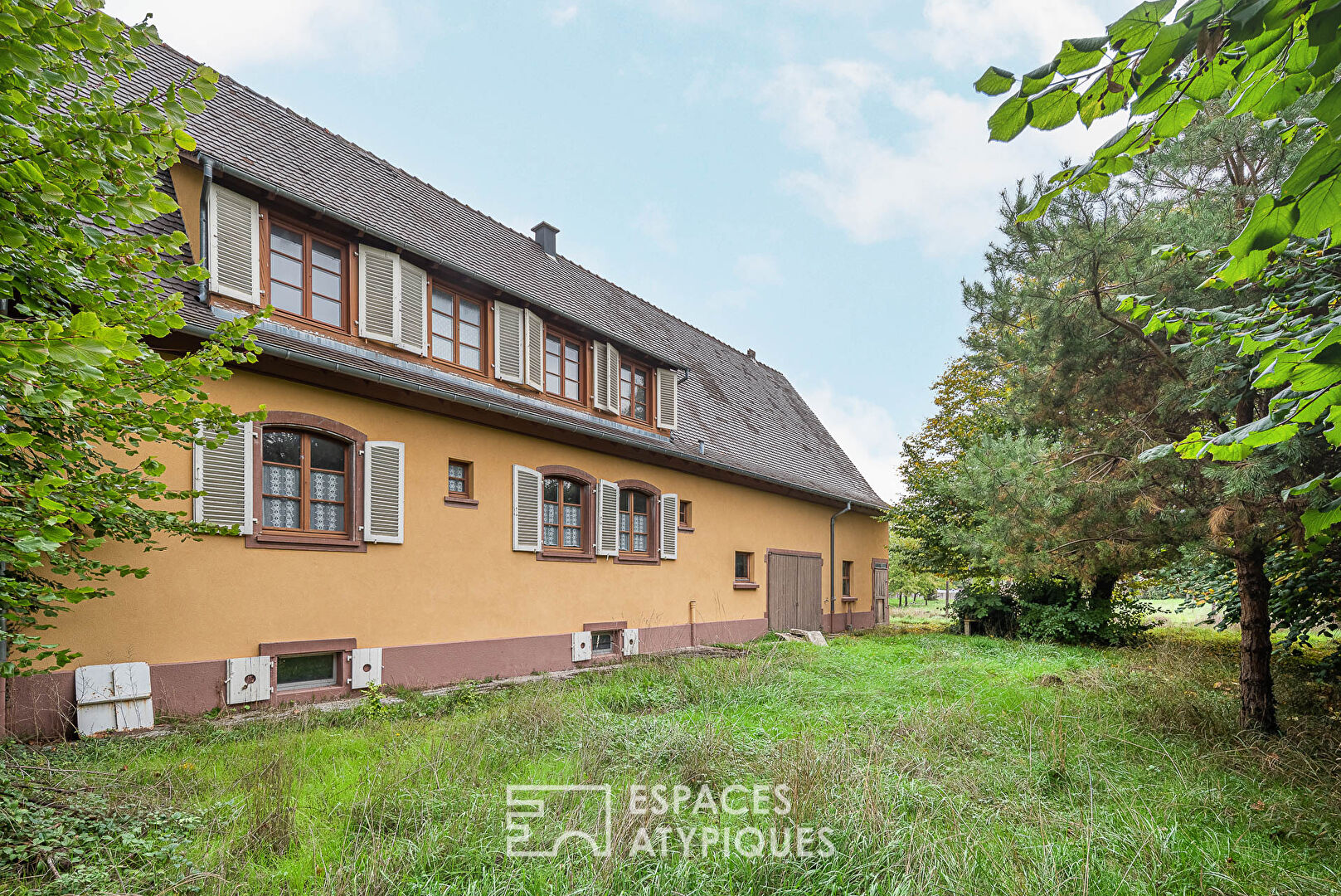 Authentique maison forestière et sa grange à réinventer