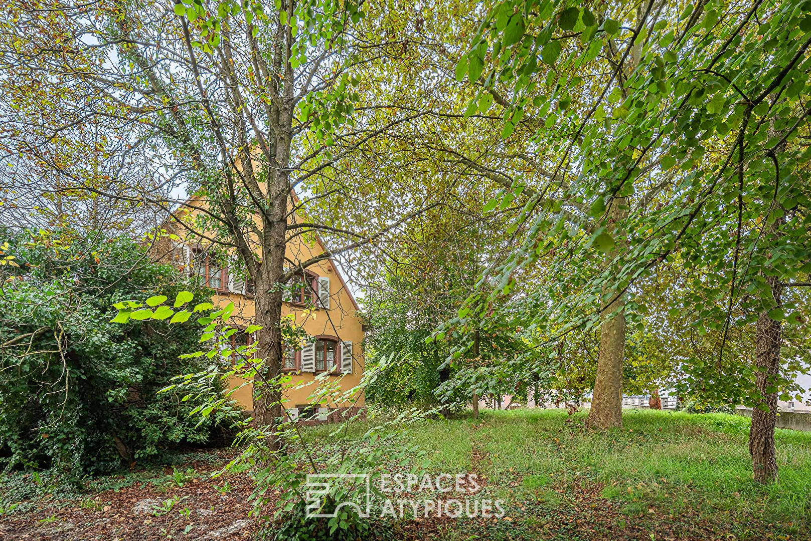 Authentique maison forestière et sa grange à réinventer