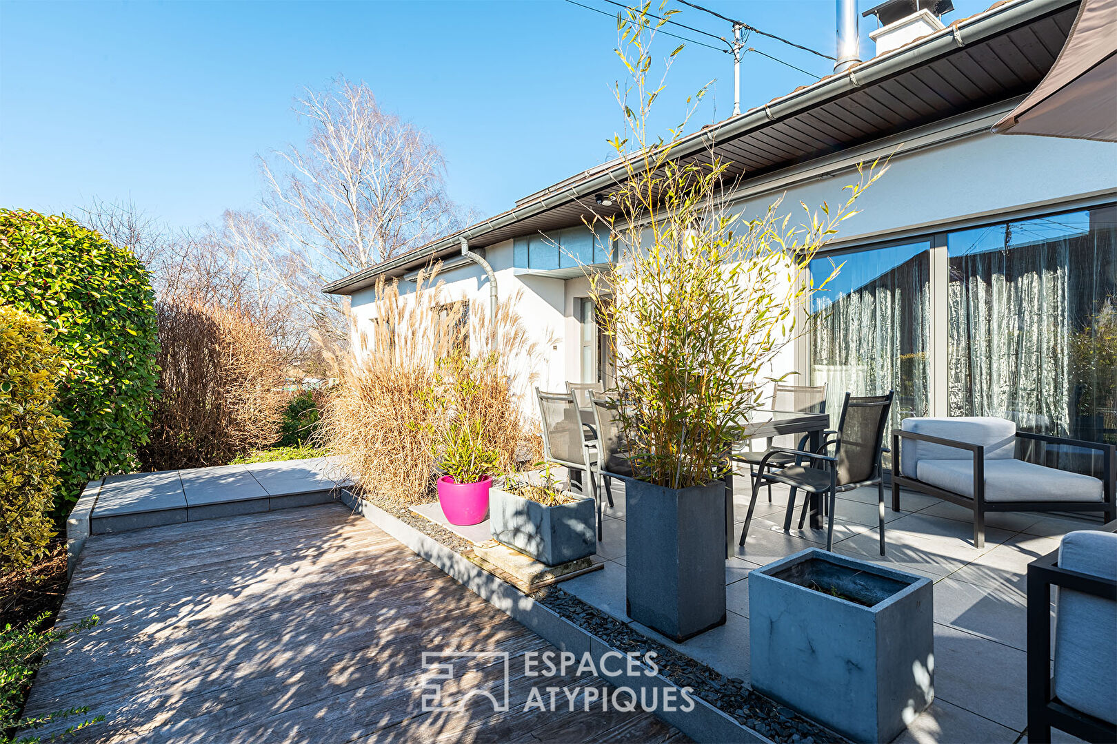 Renovated house from the 70’s and its garden with trees