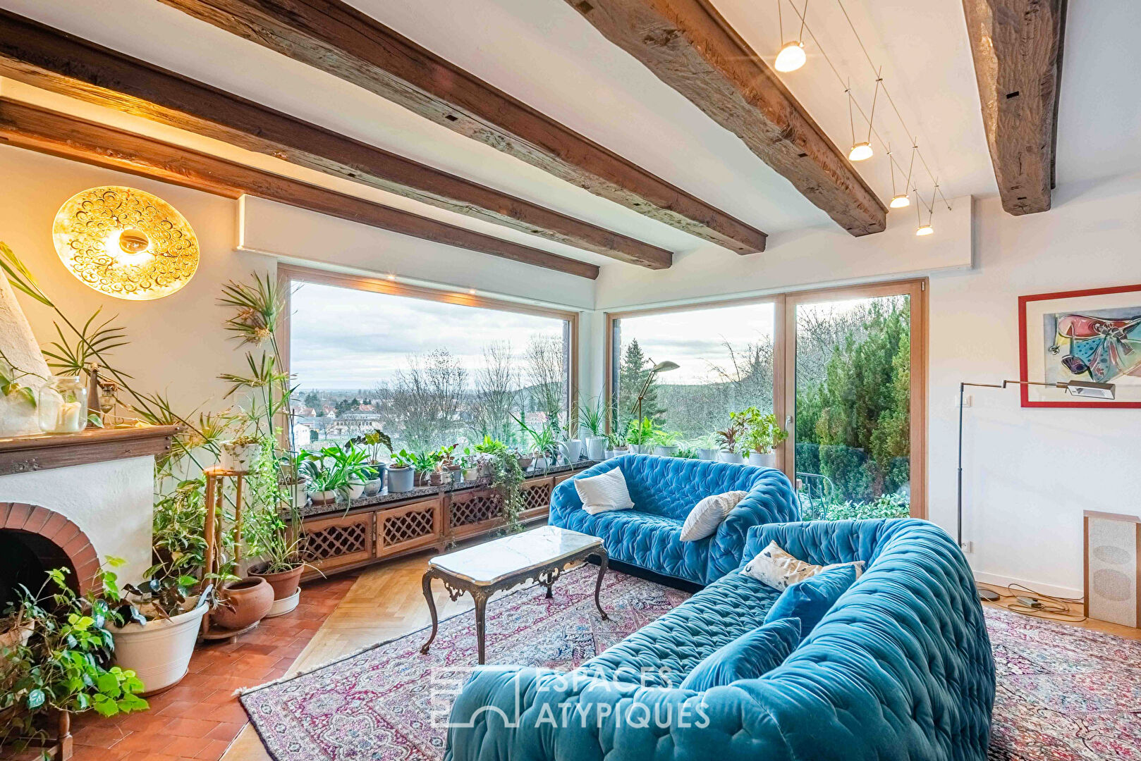 Family villa with swimming pool perched on the heights