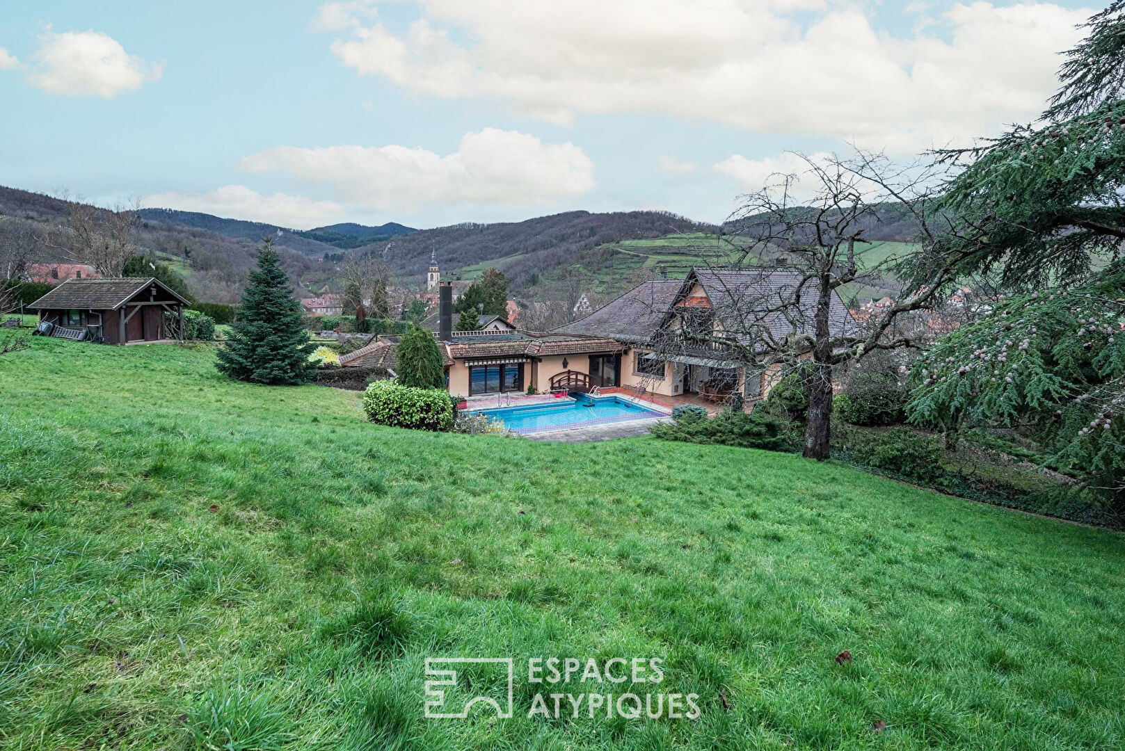 Family villa with swimming pool perched on the heights