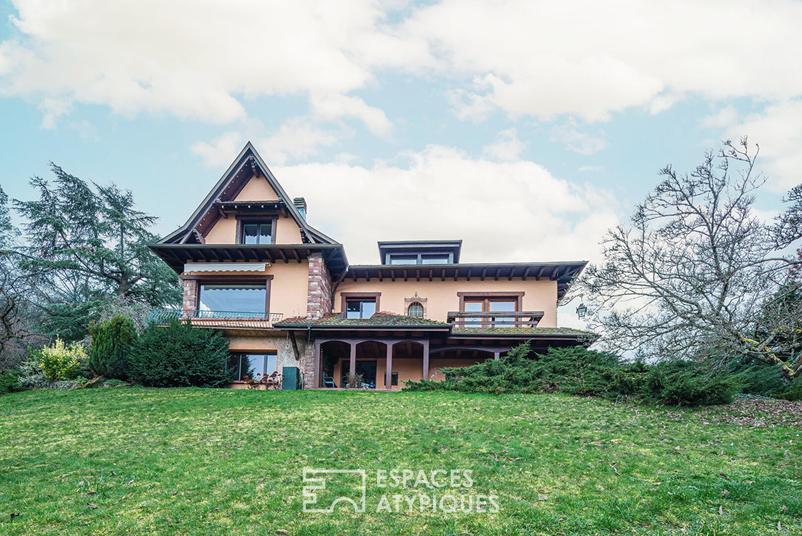 Family villa with swimming pool perched on the heights