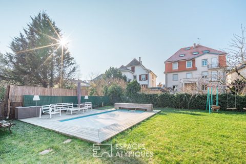 Bourgeois flat and its garden with swimming pool