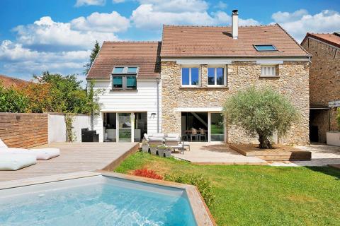 Réhabilitation contemporaine d’une ancienne grange au coeur du village de Moisenay