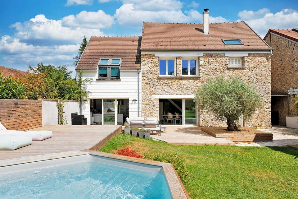 Réhabilitation contemporaine d'une ancienne grange au coeur du village de Moisenay