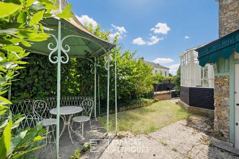 Belle meulière rénovée par un architecte d&rsquo;intérieur et son jardin méditerranéen