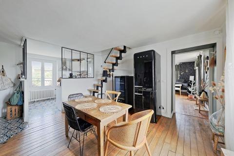 Appartement duplex à Lagny-sur-Marne : volumes sous charpente face à l’eau