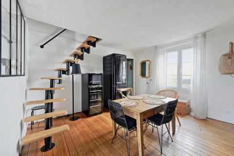 Appartement duplex à Lagny-sur-Marne : volumes sous charpente face à l&rsquo;eau