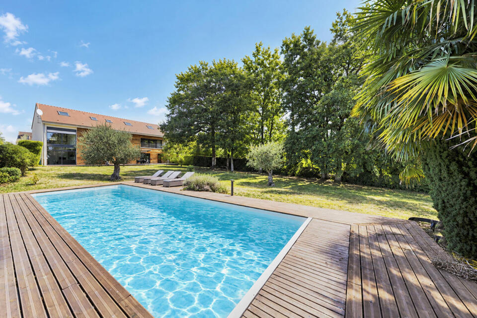 maison contemporaine avec grand jardin et piscine