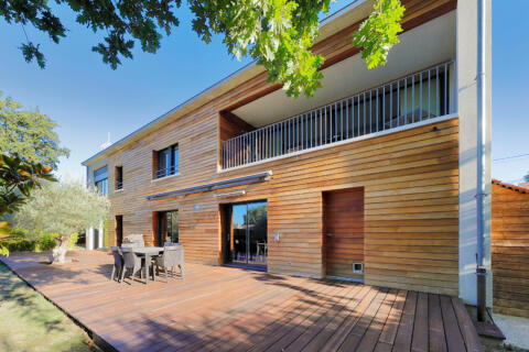 maison contemporaine avec grand jardin et piscine