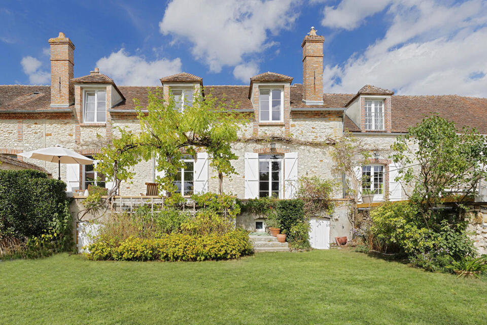 Maison de caractère en pierre au coeur de Montigny-Lencoup