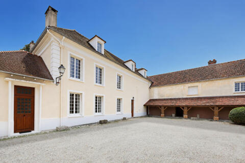 Ancien logis de charme du XVIIe et ses vastes dépendances dans un village en bord de Marne